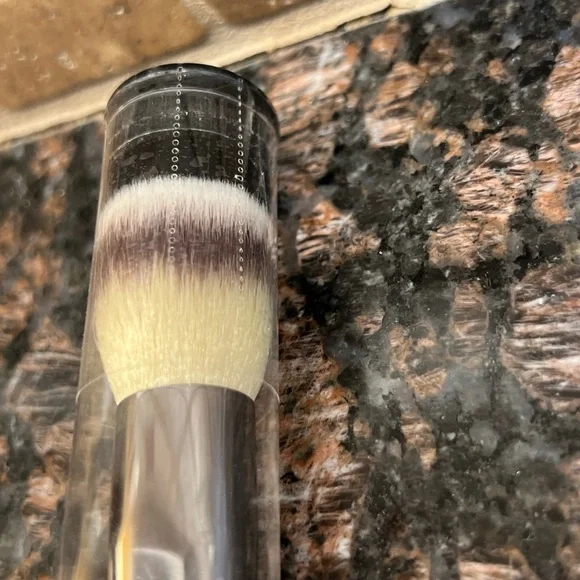 NWT IT Cosmetics Heavenly Luxe Complexion Perfection Brush No. 7 - Picture 4 of 5